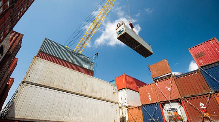 Harbour gantry in operation